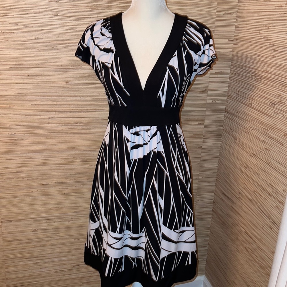 Intrigue large black & white v-neck dress, short sleeves, belted. EUC!